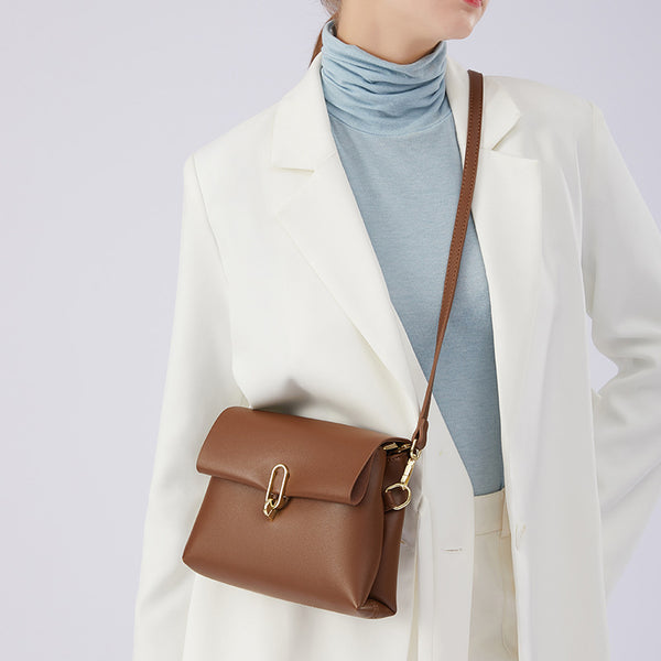 Mini-Crossbody-Tasche mit strukturierter Form und Überschlag, ovalem Verschluss in Goldoptik und verstellbarem Riemen, Detailansicht 2