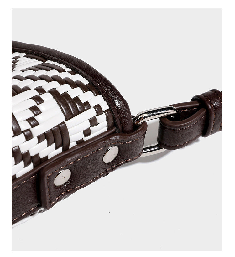 Geflochtene Schultertasche mit geometrischem Ethno-Muster, Besatz in dunkelbrauner Lederoptik, langem verstellbarem Träger und kleinem hängendem Reißverschluss