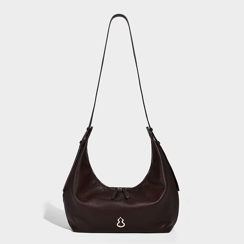 Weiche, sichelförmige Hobo-Schultertasche in dunkelbrauner glatter Lederoptik mit Logo-Anhänger in Goldoptik und verstellbarem Riemen