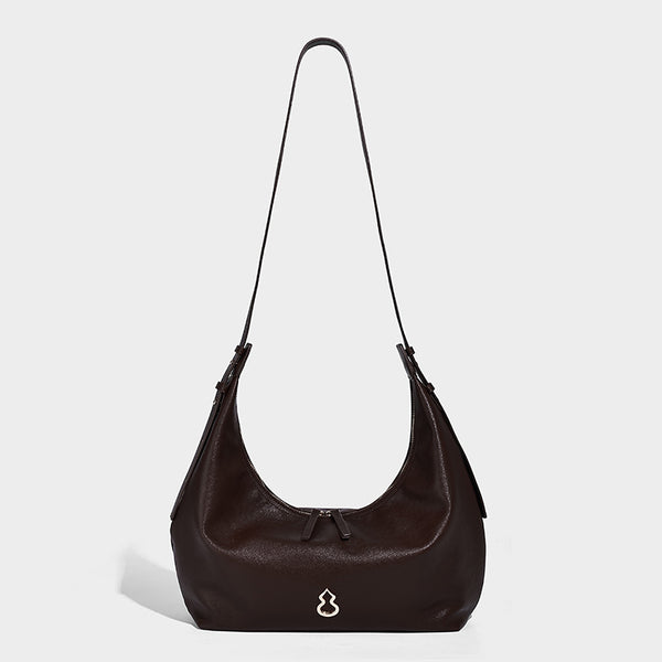 Weiche, sichelförmige Hobo-Schultertasche in dunkelbrauner glatter Lederoptik mit Logo-Anhänger in Goldoptik und verstellbarem Riemen