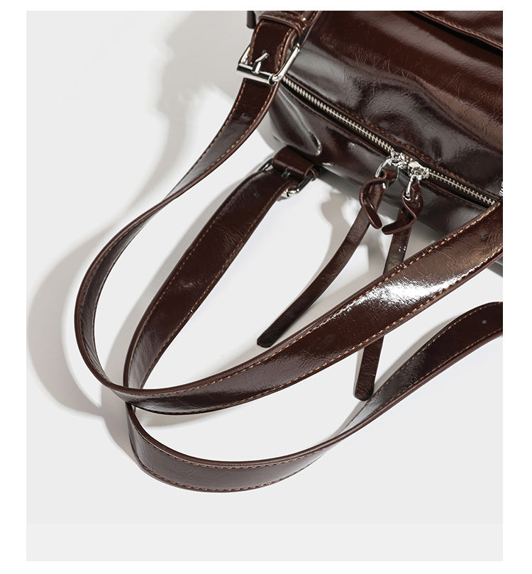 Strukturierte Schultertasche aus glänzendem Lederimitat mit abgerundetem Korpus, silberfarbenen Metalldetails, Reißverschlussfach vorne und Leopardenmuster