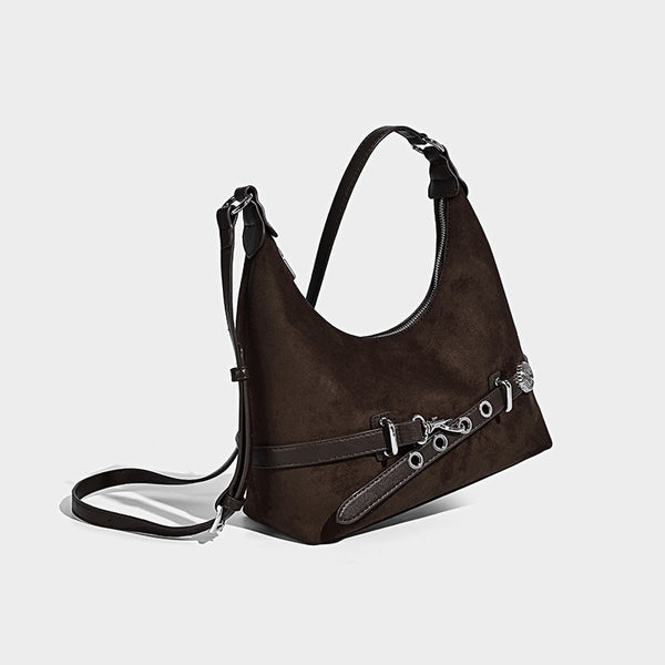 Hobo-Schultertasche in Dunkelbraun mit Veloursleder-Finish, silberner Gürtelschnalle und Ösenbeschlägen, verstellbarem Riemen, Vorderansicht
