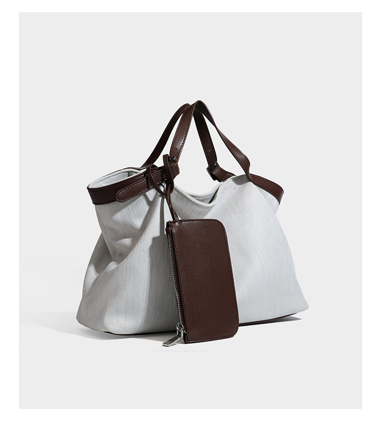 Lässig weich fallende olivgrüne Tote-Bag in Canvas-Optik mit Henkeln aus schwarzer Lederoptik, abnehmbarem Reißverschlusstäschchen und Beschlägen in Silberoptik