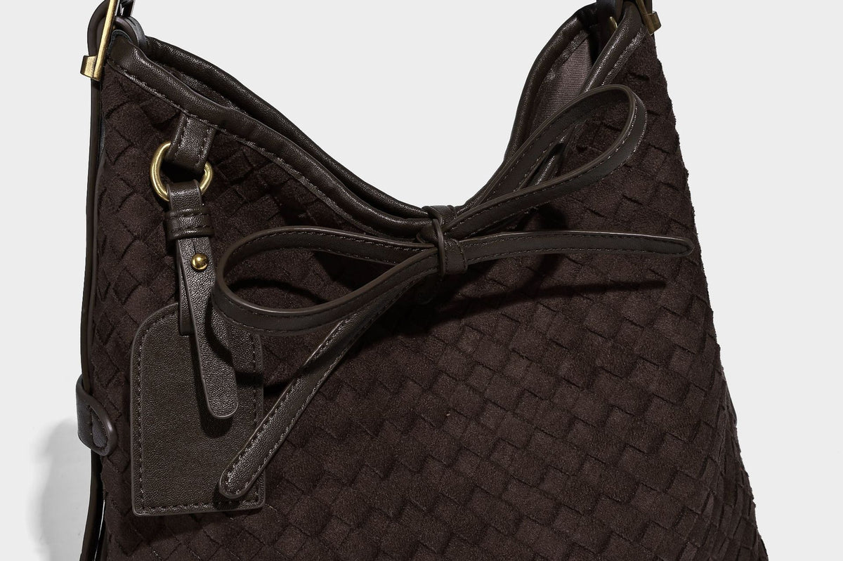 Dunkelbraune Beuteltasche mit Webstruktur, Knotenverschluss, Details in Goldoptik und verstellbarem Schulterriemen, Detailansicht 13