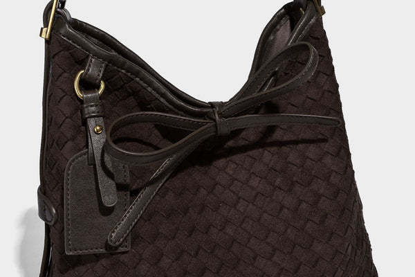 Dunkelbraune Beuteltasche mit Webstruktur, Knotenverschluss, Details in Goldoptik und verstellbarem Schulterriemen, Detailansicht 13