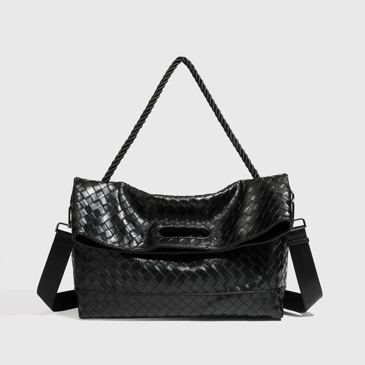 Große schwarze Schultertasche in geflochtener Lederoptik mit geflochtenem Tragegriff, Überschlagverschluss und verstellbarem Crossbody-Riemen, Vorderansicht