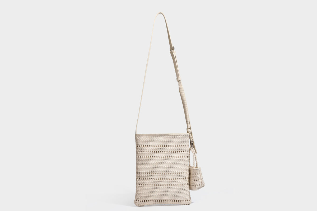 Kleine rechteckige Crossbody-Tasche aus offen geflochtenem Material mit passendem Mini-Täschchen und verstellbarem schmalem Riemen, Detailansicht 33
