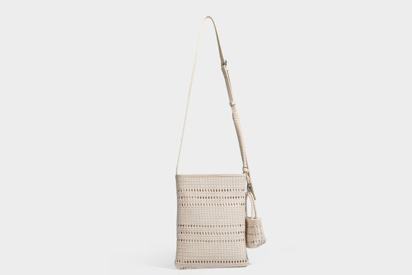 Kleine rechteckige Crossbody-Tasche aus offen geflochtenem Material mit passendem Mini-Täschchen und verstellbarem schmalem Riemen, Detailansicht 33