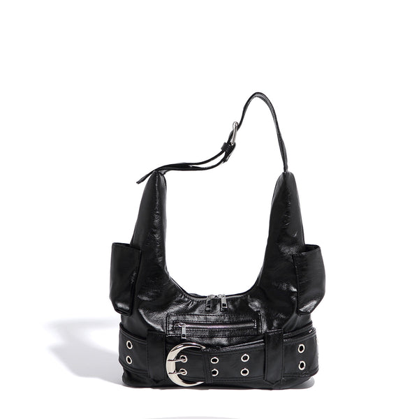 Große schwarze Hobo-Schultertasche in glänzender Lederoptik mit silberfarbener Gürtelschnalle, Ösenbesatz und vorderer Reißverschlusstasche, Detailansicht