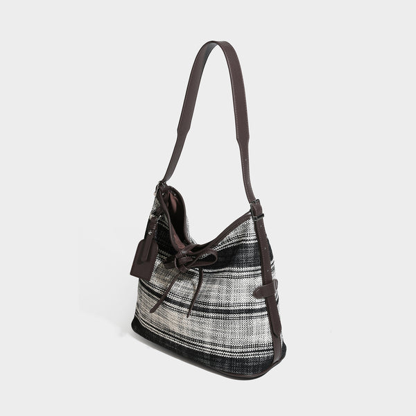 Schwarz-weiß karierte Hobo-Schultertasche aus Webstoff mit dunkelbraunen Besätzen in Lederoptik, Kordelzugverschluss und langem, verstellbarem