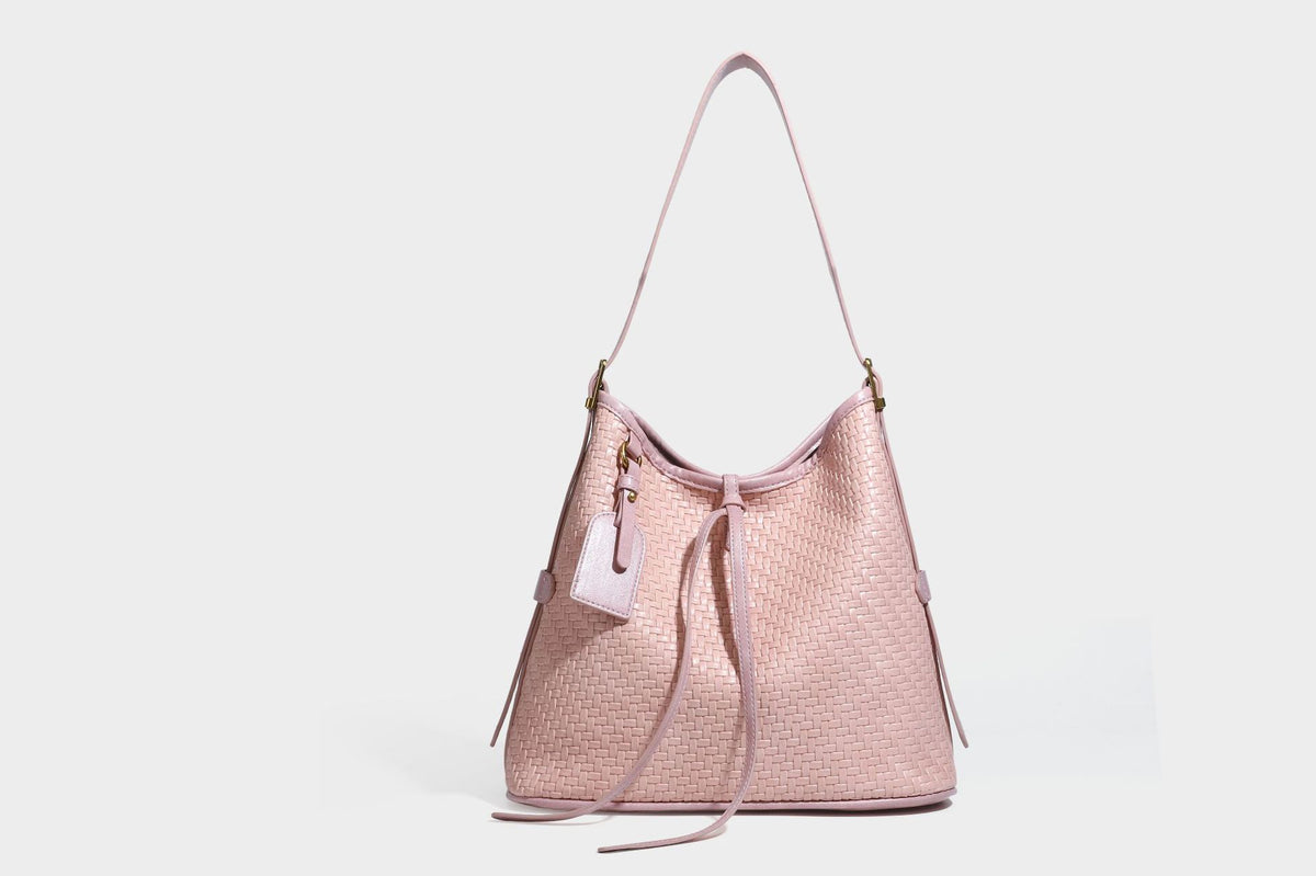 Lässig gewebte Schultertasche in Lederoptik mit Bindebandverschluss, goldfarbenen Metalldetails und einem Schulterriemen, Detailansicht 48