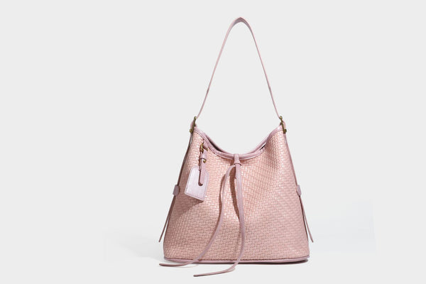 Lässig gewebte Schultertasche in Lederoptik mit Bindebandverschluss, goldfarbenen Metalldetails und einem Schulterriemen, Detailansicht 48