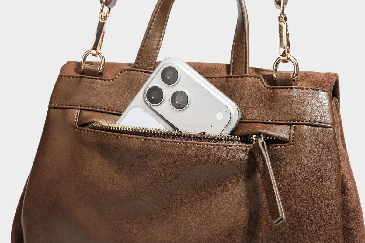 Formstabile Satchel-Tasche mit mattem Veloursleder-Finish, Überschlag, goldfarbenen Emblem-Beschlägen, kurzem Tragegriff und verstellbarem Crossbody-Riemen
