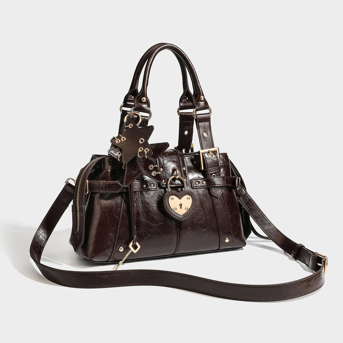 Strukturierte Boston-Henkeltasche in Espressobraun mit herzförmigem goldfarbenem Vorhängeschloss, Sternanhänger, Schnallenriemen, Nieten und zwei Henkeln oben
