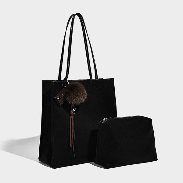 Hohe, rechteckige Tote-Bag in matter Velourslederoptik mit zwei Schulterriemen und passendem Reißverschluss-Etui, Detailansicht 6