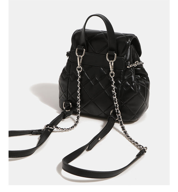 Kleiner gesteppter Rucksack in Lederoptik mit Rautensteppung, silberfarbenem Kettenelement, Vordertasche mit Drehverschluss und