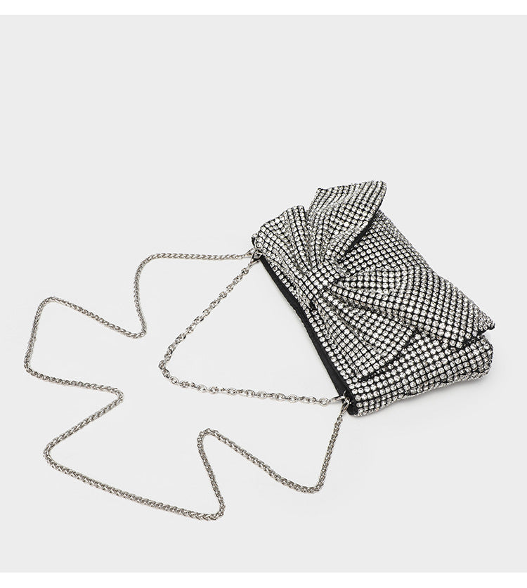 Kleine rechteckige, mit Strasssteinen besetzte Schleifen-Clutch zum Umhängen mit silberfarbener Kettenriemen, Detailansicht 11