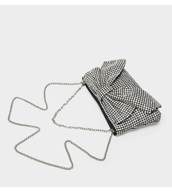 Kleine rechteckige, mit Strasssteinen besetzte Schleifen-Clutch zum Umhängen mit silberfarbener Kettenriemen, Detailansicht 11