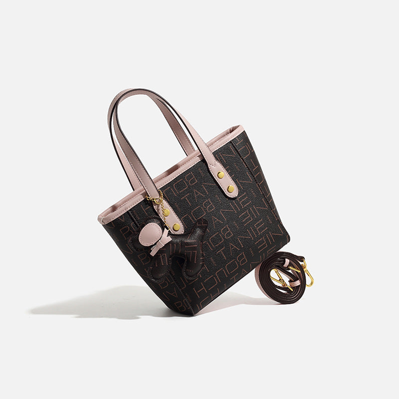 Kleine strukturierte Mini-Tote-Bag mit Logoprint, zartrosa Besatz, goldfarbenen Beschlägen, zwei oberen Henkeln und baumelndem Bärenanhänger