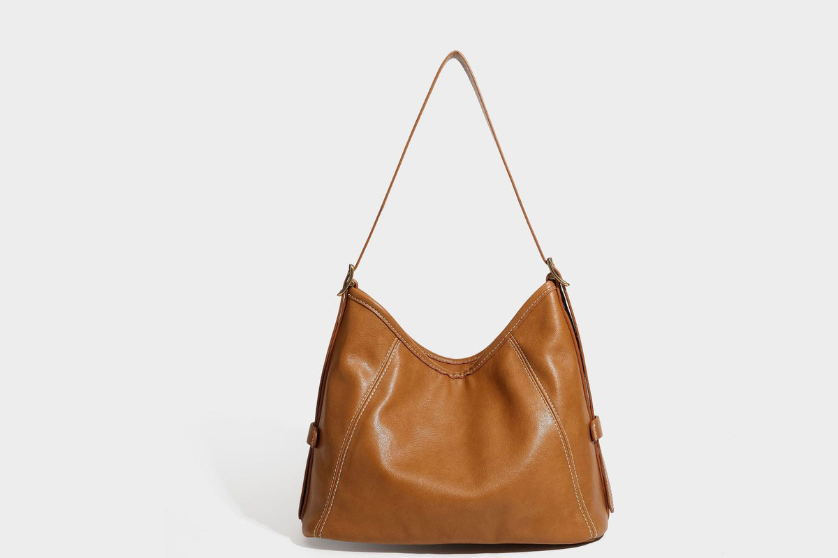 Lässige Hobo-Schultertasche mit glatter Oberfläche in Lederoptik, kontrastierenden Steppnähten, antikgoldfarbenen Metallelementen und, Detail