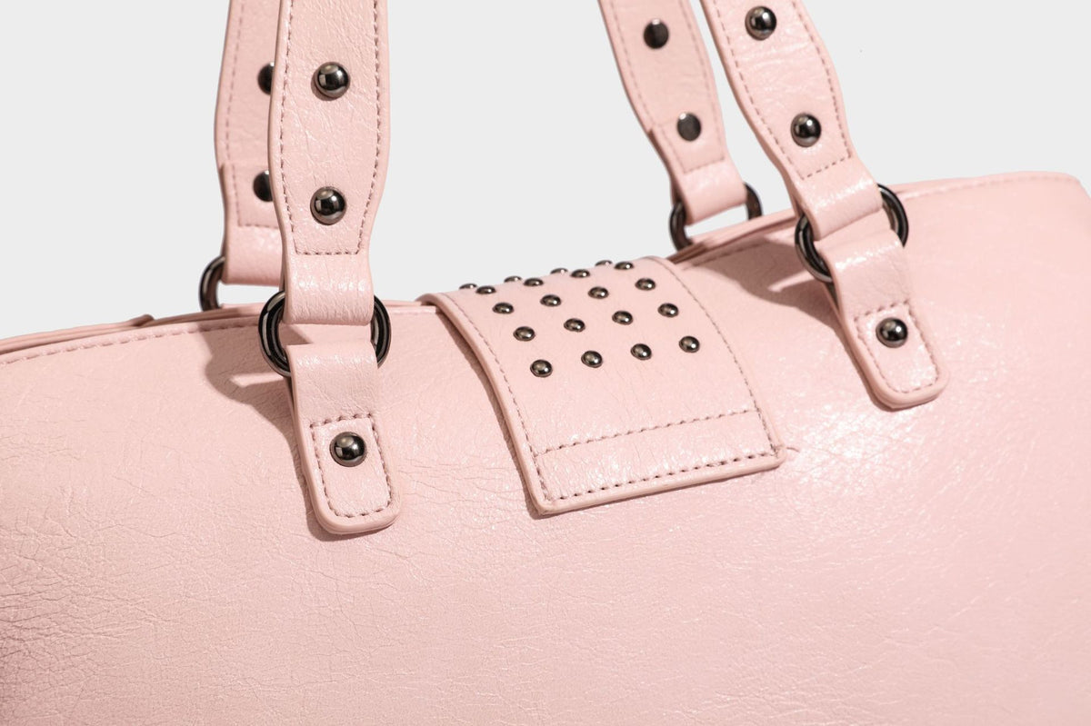 Strukturierte Moto-Satchel mit Nieten, Schnallenriemen, zwei Tragegriffen und abnehmbarem Crossbody-Riemen aus glattem Material mit Detail