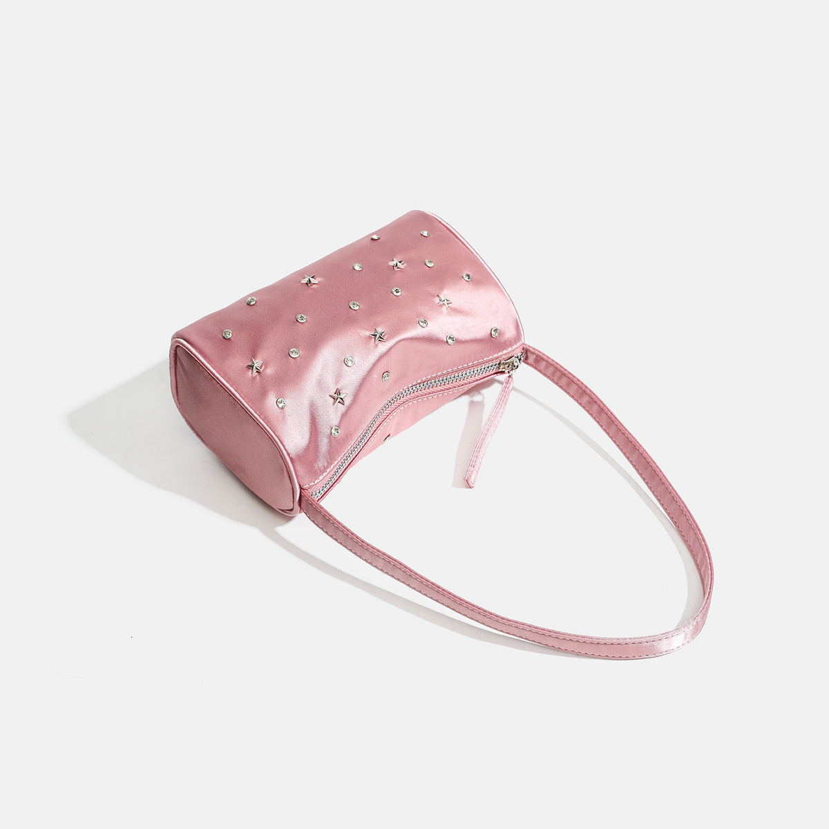 Kompakte Schultertasche in Metallic-Optik mit sternförmigen und rhinestoneartigen silberfarbenen Nieten, Reißverschluss oben und festem Schulterriemen