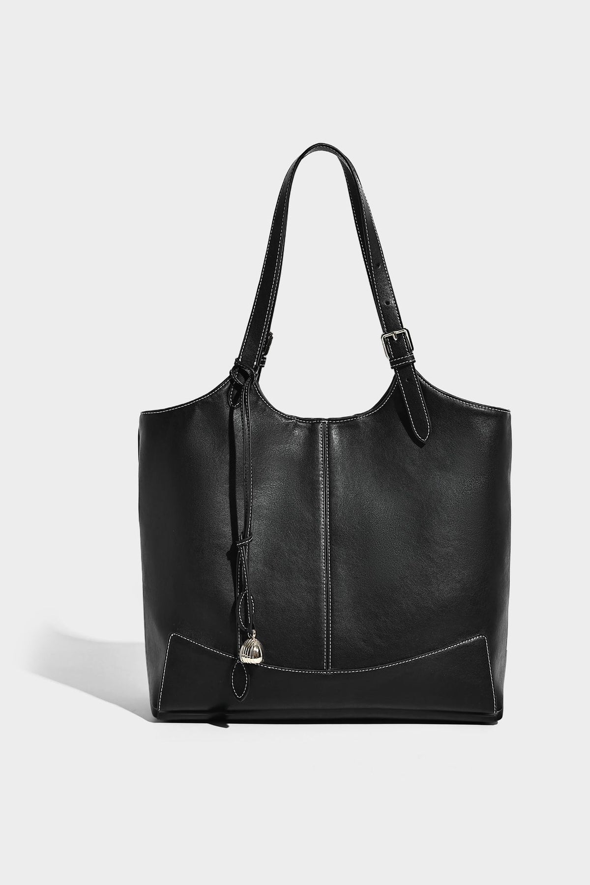 Große, strukturierte Schultertasche im Tote-Stil in Braun und Lederoptik mit langen Doppelriemen, Schnallenbeschlägen, Quasten-Anhänger und geschwungener