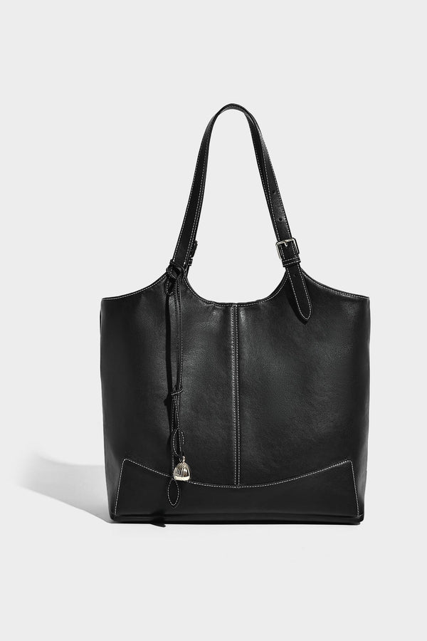 Große, strukturierte Schultertasche im Tote-Stil in Braun und Lederoptik mit langen Doppelriemen, Schnallenbeschlägen, Quasten-Anhänger und geschwungener