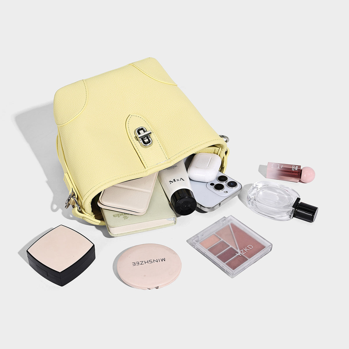 Kleine strukturierte Beuteltasche mit genarbter Oberfläche, Klappe mit Drehverschluss, kurzem Henkel und abnehmbarem Schulterriemen, Detailansicht