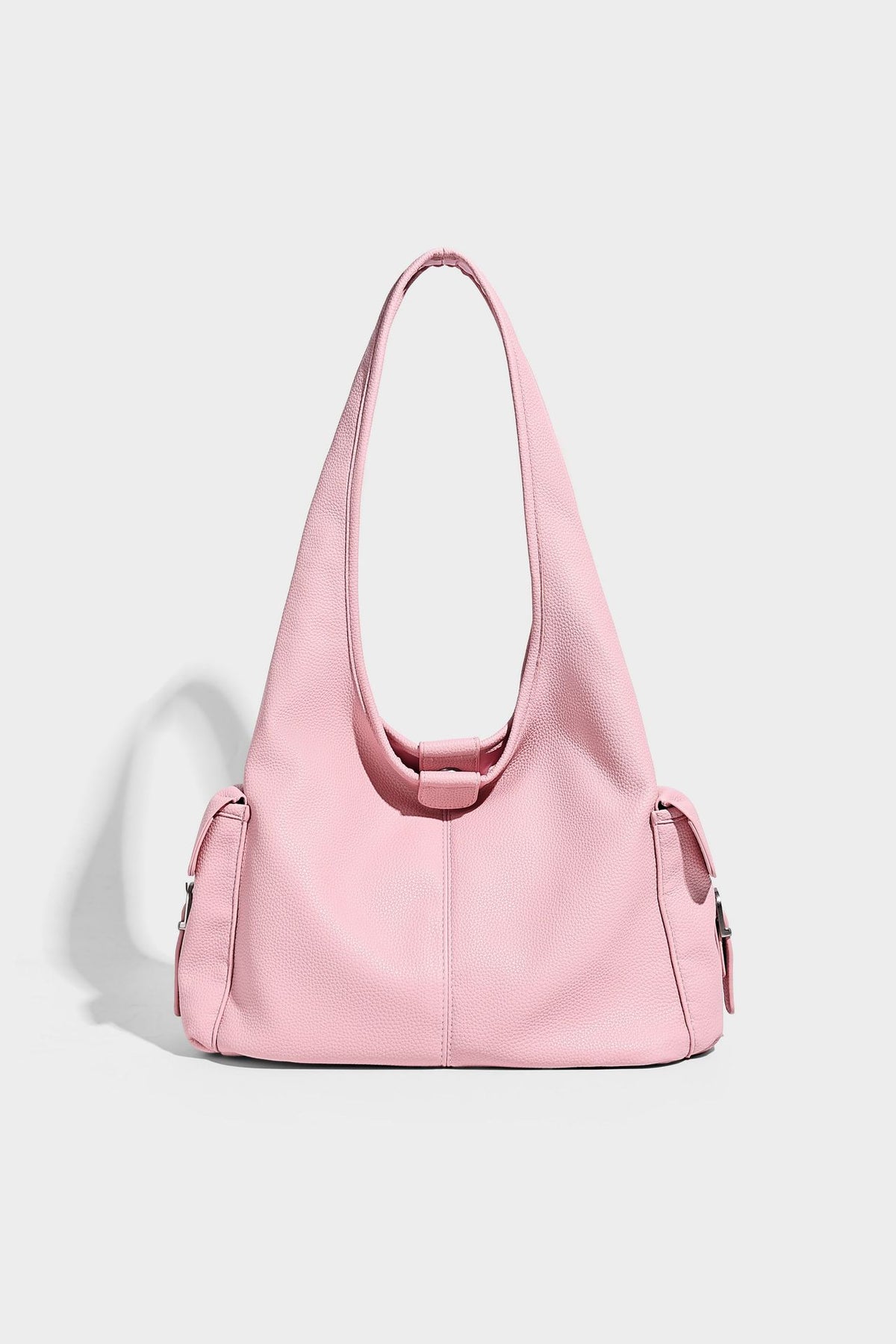 Große, lässig drapierte Hobo-Schultertasche in genarbter Lederoptik mit langem Schulterriemen und seitlicher Klappentasche mit Beschlägen, Detailansicht