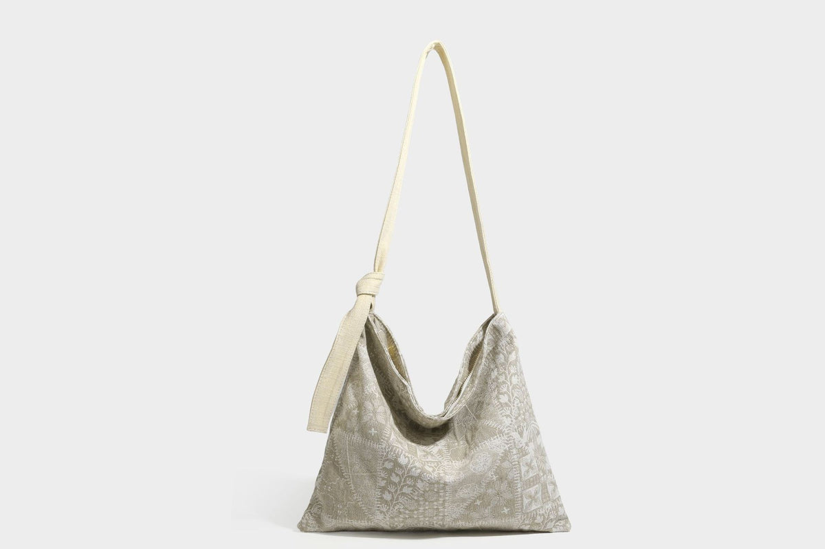 Weich fallende Hobo-Schultertasche aus Canvas mit botanischem Print, langem geknotetem Riemen und Reißverschluss oben, Detailansicht 32