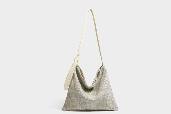 Weich fallende Hobo-Schultertasche aus Canvas mit botanischem Print, langem geknotetem Riemen und Reißverschluss oben, Detailansicht 32