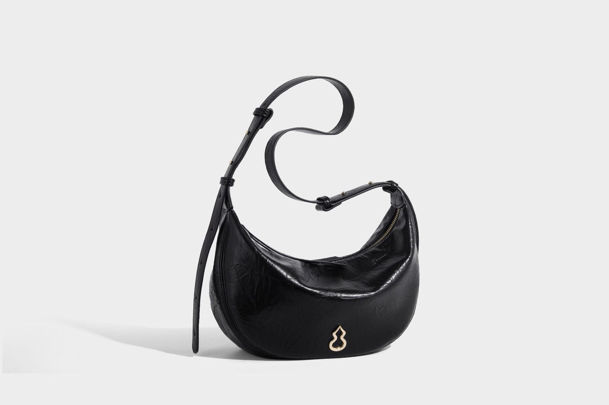 Glänzende, gekräuselte Halbmond-Schultertasche mit goldfarbenen Emblem-Beschlägen und verstellbarem Riemen, Detailansicht 13