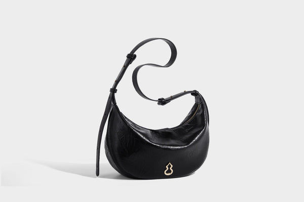 Glänzende, gekräuselte Halbmond-Schultertasche mit goldfarbenen Emblem-Beschlägen und verstellbarem Riemen, Detailansicht 13