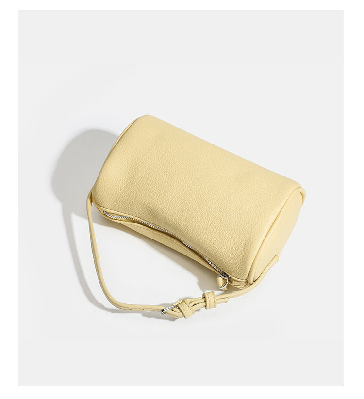 Kompakte Schultertasche in genarbter Lederoptik mit Reißverschluss oben, geknotetem Tragegriff und verstellbarem Crossbody-Riemen, Detailansicht