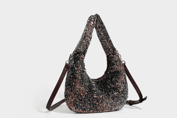 Lässig drapierte, tropfenförmige Hobo-Schultertasche mit durchgehendem Metallic-Paillettenbesatz und silberfarbenen Metalldetails, Detailansicht 27