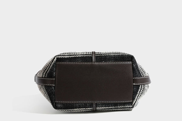 Schwarz-weiße gewebte Trapez-Tote-Bag mit dunklem Lederimitat-Besatz, weißen Kontrastnähten und zwei Henkeln, Detailansicht