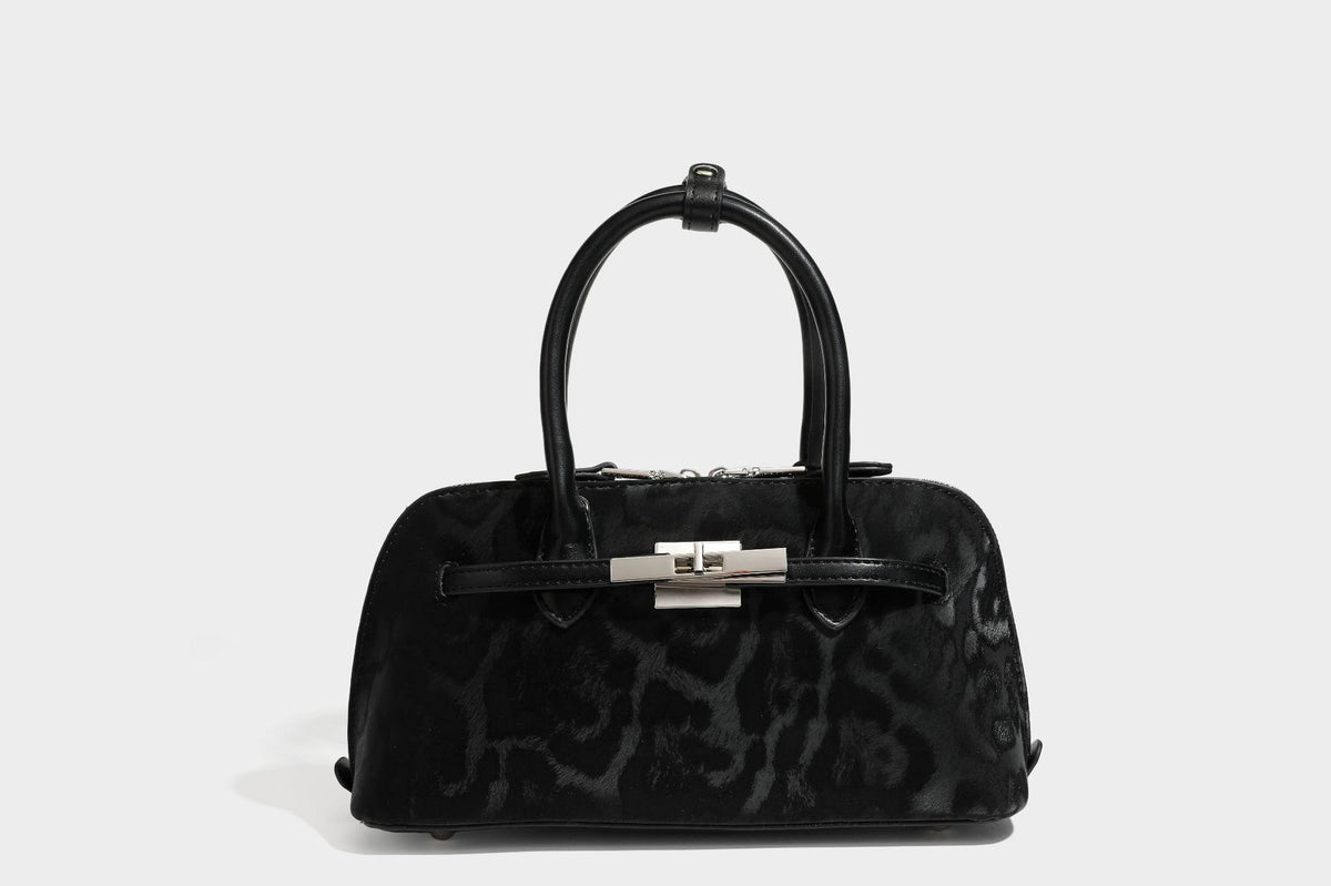 Formstabile Henkeltasche mit Ton-in-Ton-Leopardenprint, glattem Besatz in Lederoptik, gerollten Tragegriffen, vorderem Drehverschluss und