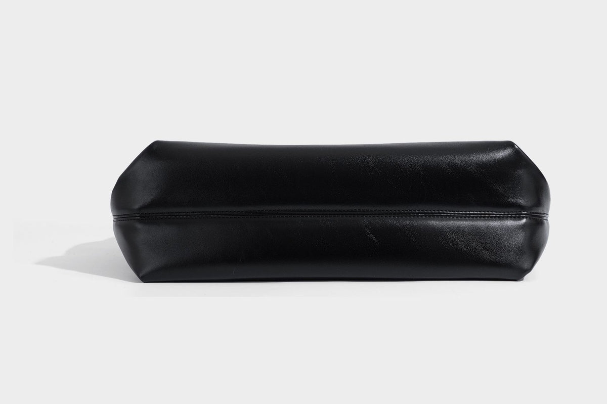 Große schwarze, glänzende Hobo-Schultertasche in Lederoptik mit mit Ösen besetztem Riemen, silberfarbenen Beschlägen und abnehmbarem