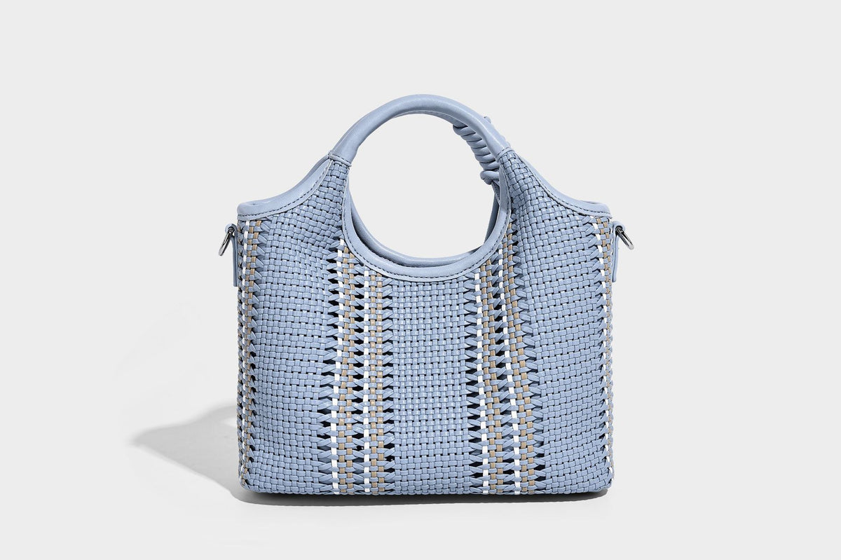 Geflochtene Bucket-Tasche in Pastellblau mit geflochtenen Henkeln, vorderem Einsteckfach, Perlenanhänger und abnehmbarem Schulterriemen