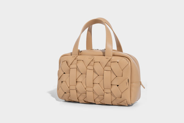 Kleine, strukturierte wandelbare Henkeltasche mit gewebten Einsätzen, kontrastierender Paspelierung, silberfarbenem Reißverschluss und abnehmbarem, Detail