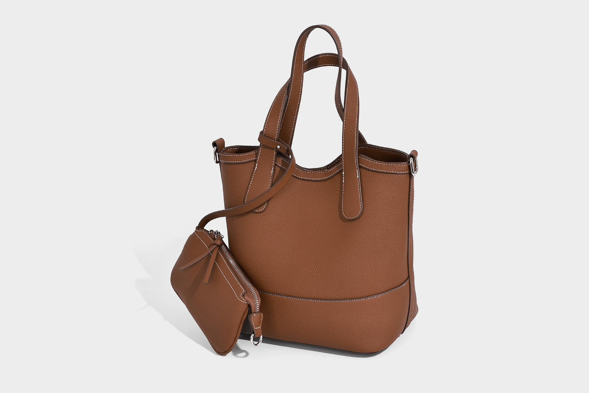 Formstabiler Shopper mit genarbter Oberfläche in Karamellbraun, zwei Henkeln, abnehmbarem Crossbody-Riemen und abnehmbarem Reißverschluss