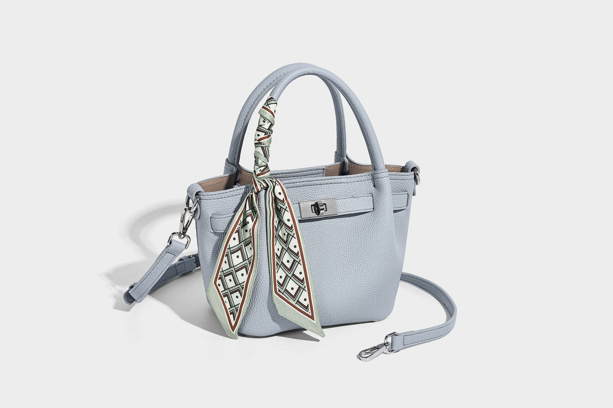 Kleine strukturierte Henkeltasche aus genarbtem Material in Taupe mit zwei Henkeln, bedrucktem Schalband, vorderem Drehverschluss und, Detail