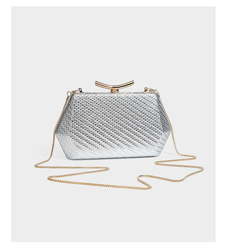 Kleine strukturierte Clutch aus Metallic-Geflecht mit goldfarbenem Bügelverschluss und abnehmbarem Kettenriemen, Detailansicht 10