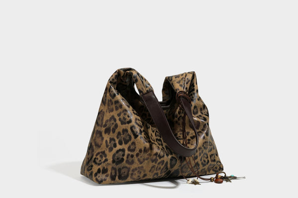 Weich fallende Hobo-Tote-Bag mit Leopardenmuster in Beige und Braun, dunkelbraunem Riemen in Lederoptik und herabhängenden Perlenanhänger-Beschlägen