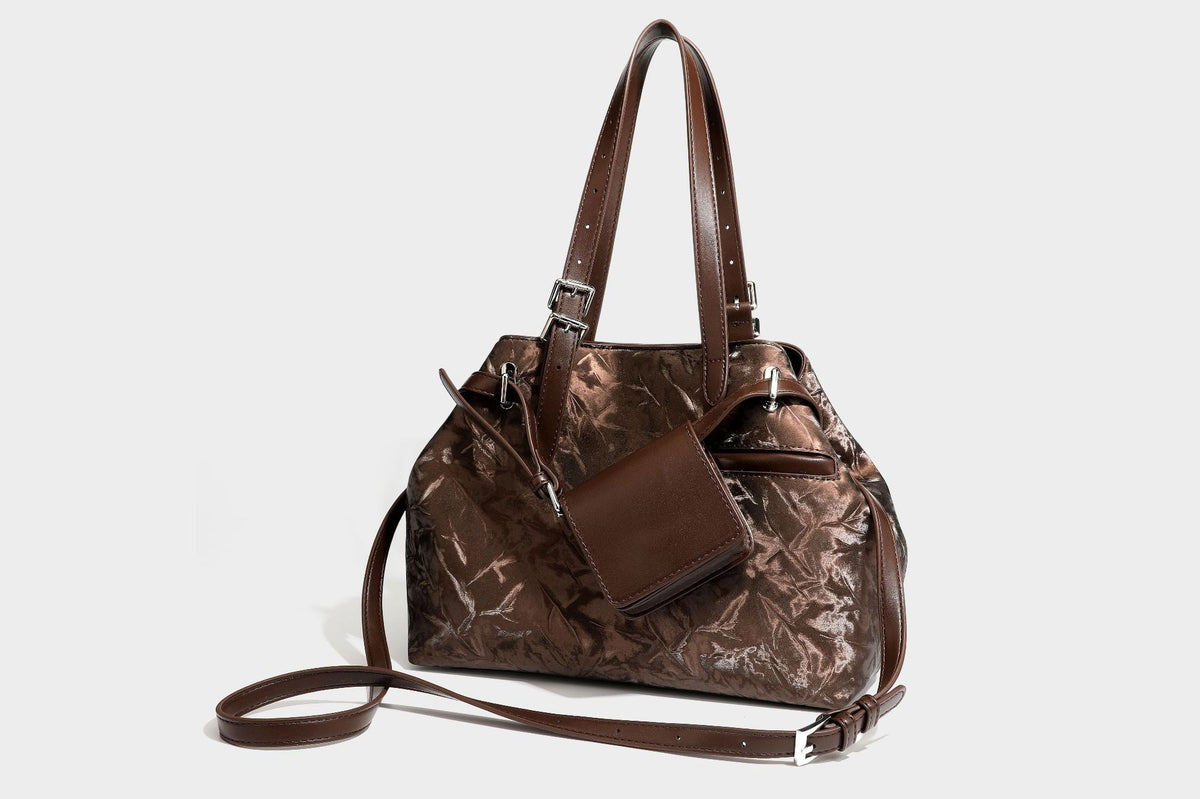 Glänzende, geknautschte Metallic-Tote-Bag mit zwei Henkeln, abnehmbarem Schulterriemen und abnehmbarer Mini-Tasche mit Reißverschluss in Braun