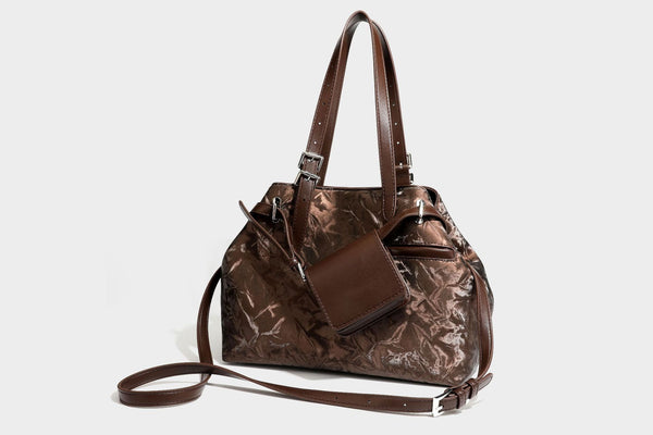 Glänzende, geknautschte Metallic-Tote-Bag mit zwei Henkeln, abnehmbarem Schulterriemen und abnehmbarer Mini-Tasche mit Reißverschluss in Braun