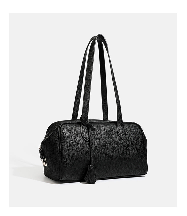 Strukturierte Boston-Handtasche in genarbter Lederoptik mit zwei langen Henkeln und silberfarbenem Reißverschluss, Detailansicht 14