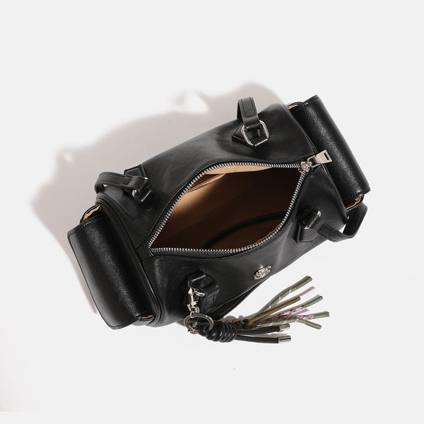 Schwarze Barrel-Schultertasche in Lederoptik mit silberfarbenen Reißverschlussbeschlägen, zwei flachen Tragegriffen, seitlicher Klappentasche und gewebtem Oliv