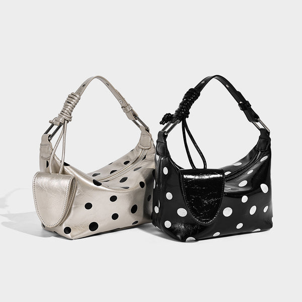 Gepunktete Schultertasche in glänzender Lederoptik mit befestigtem Mini-Fronttäschchen, Reißverschluss oben und verstellbarem Riemen, Detailansicht